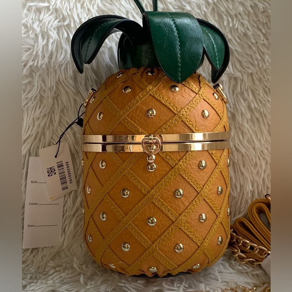 NWT. PINEAPPLE 🍍 CROSSBODY FITS PHONE AND ECT. Cute purse for spring & summer.